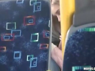 Adolescent montre une couple ayant cochon vidéo en la autobus