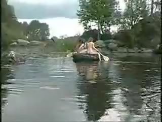 Tres súper niñas desnuda niñas en la selva en barco para manhood hunt