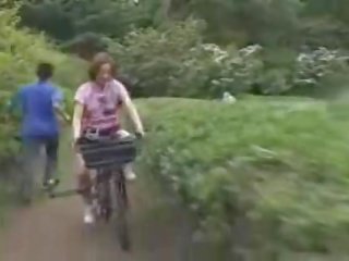 Japonská dcera masturbated zatímco na koni a specially modified pohlaví film bike!