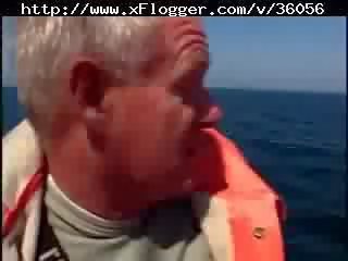 Obesety ratownik dostaje pieprzony na łódka