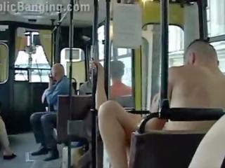 Extreem publiek xxx film in een stad bus met alle de passenger toekijken de koppel neuken