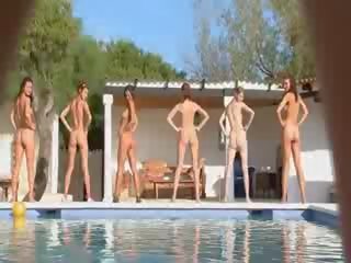 Шість голий дівчинки по в басейн від європа