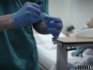 Pur tabou perv médical donne ado patient vagin examen