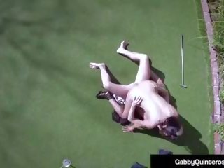 Meximilf gabby quinteros असाधारण गड़बड़ पर गोल्फ हरा.