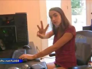Jeri _ amatör gamer ung kvinnlig masturberar med en mouse
