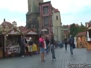 Viejo turista es escogido hasta y roscado en suelo