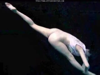 Podvodní pružný gymnastic ruský výstřiky spolknout