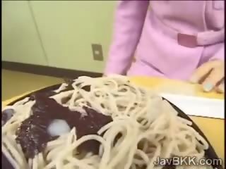 Извратен съпруга от япония обича храна облечен с сперма