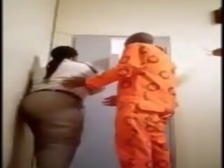 Perempuan rumah tahanan warden mendapat kacau oleh inmate: gratis xxx klip b1