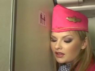 Kiva blondi lentoemäntä imevien miehuus onboard