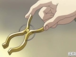 Hentai flickvän med nippeln clamps blir körd