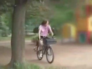 Hapon anak na babae masturbated habang pagsakay a specially modified x sa turing video bike!
