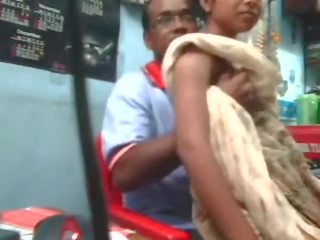Ινδικό δέση μωρό πατήσαμε με neighbour θείος μέσα κατάστημα