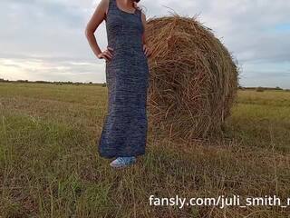 Ik flash bips en tieten in een veld terwijl harvesting hay
