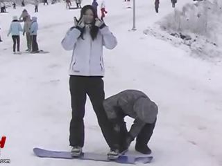 الآسيوية زوجان مجنون snowboarding و جنسي مغامرات فيلم