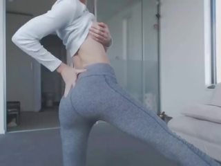 Terrific блондинки тийн стриптийз с съвършен цици и хубав дупе в yogapants