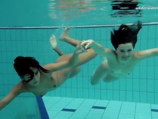 Kaks ahvatlev teismeliseiga sisse a bassein