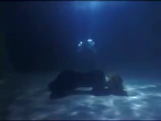 Bajo el agua porno cautivo 1