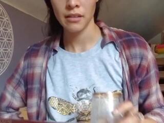 Latina baci latte da un tetta per youtube
