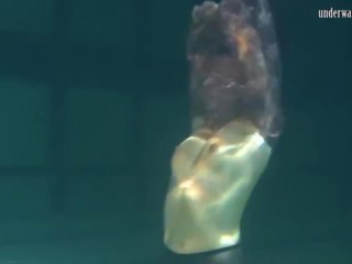 Felettes úszás medence tini goddess bulava sztrippelés meztelen