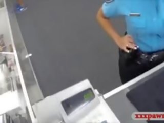 Stor tuttarna polis officer suger och körd den pawn människa