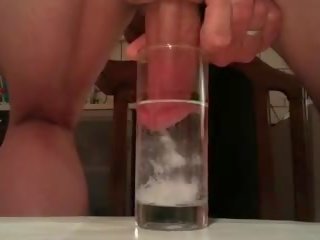 Enormt 6 gånger underwater cumsprut i en glas av vatten !