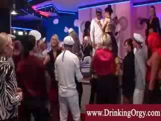 Pornostar godendo un marinaio festa