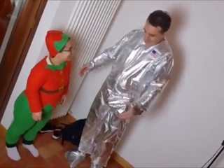 Dwarf introduces a agzyňa almak to an astronaut!