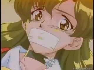 Terriefied og bundet opp animeslut med en muzzle tisser seg selv