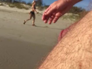 Публичен плаж ексхибиционист облечена жена гол мъж ерекция