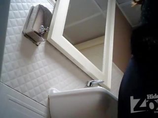 Escondido câmera em o quarto de banho de um barra.