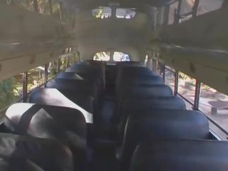 Provokativ rotschopf teenager im erotisch rock wird schlug im ein bus