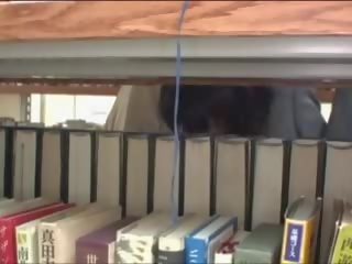 Mladý dívka tápal v knihovna
