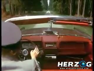 Rétro dame obtient baisée sur haut de une au volant voiture