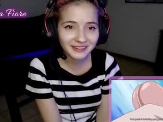 18yo youtuber dobi strastno gledanje hentai med na tok in masturbira - emma fiore