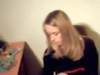 Blondine zeigt ihre pussy