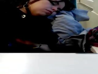 Muda wanita tidur benda yang mengairahkan seks di melatih mata-mata dormida en tren