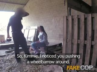 Võltsitud võmm farmers üleskutse tüdruk fucks cops truncheon
