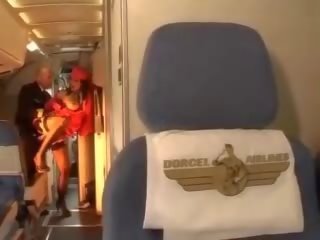 Desiring stewardess ritten een manhood binnenin beide gaten