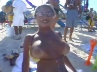 Magnificent Bodybuilder Chick At The Beach Can set up Her Titties Jump