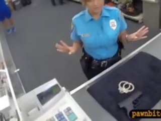 Enormt klantskallar polis officer pawns henne fittor och körd