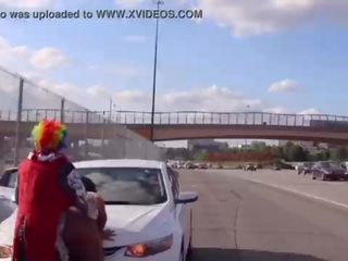 Gibby the klown pieprzy soczyste tee na atlanta’s najbardziej popularne highway