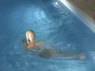 Kaks märg encased läikiv sukkpüksid libidinous lesbid mängimine sisse bassein - nailon mask