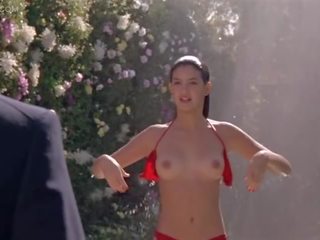 Akt celeb phoebe cates v červený koketní bikin