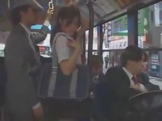 Warga asia remaja lassie meraba dalam bas oleh kumpulan