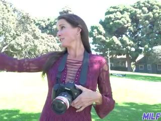 Long-legged brunete mammīte photographer fucks jauns adolescent uz viņai foto studio pieaugušais video vids