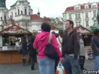 On brings babka turista domáce a ofina ju