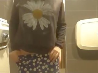 Joven asiática damisela masturbándose en mall baño: adulto vídeo ed