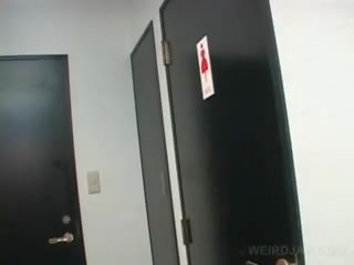 เอเชีย วัยรุ่น seductress ภาพยนตร์ twat ในขณะที่ การปัสสาวะ ใน a ห้องน้ำ