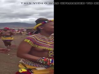 Pechugona sur africana niñas singing y bailando top-less